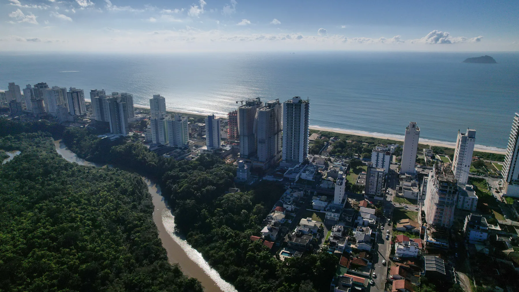 Vista aérea de Balneário Piçarras, orla e foz do rio