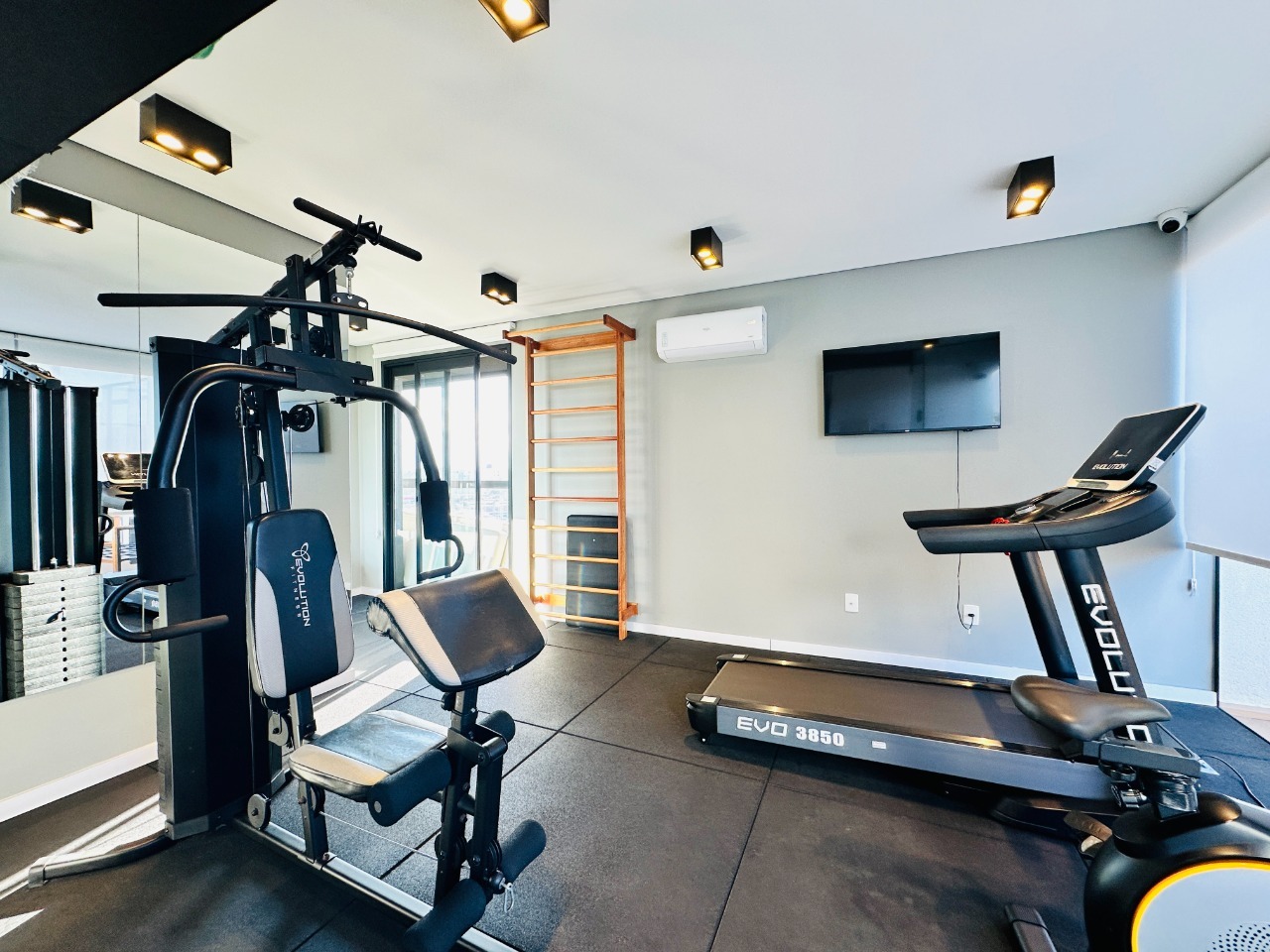 Academia fitness completa com esteira e aparelhos