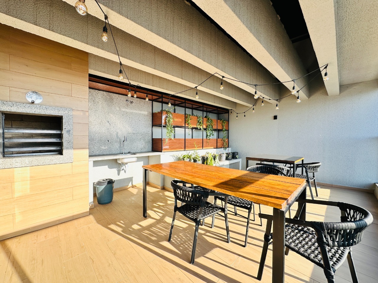 Espaço gourmet externo com churrasqueira no rooftop